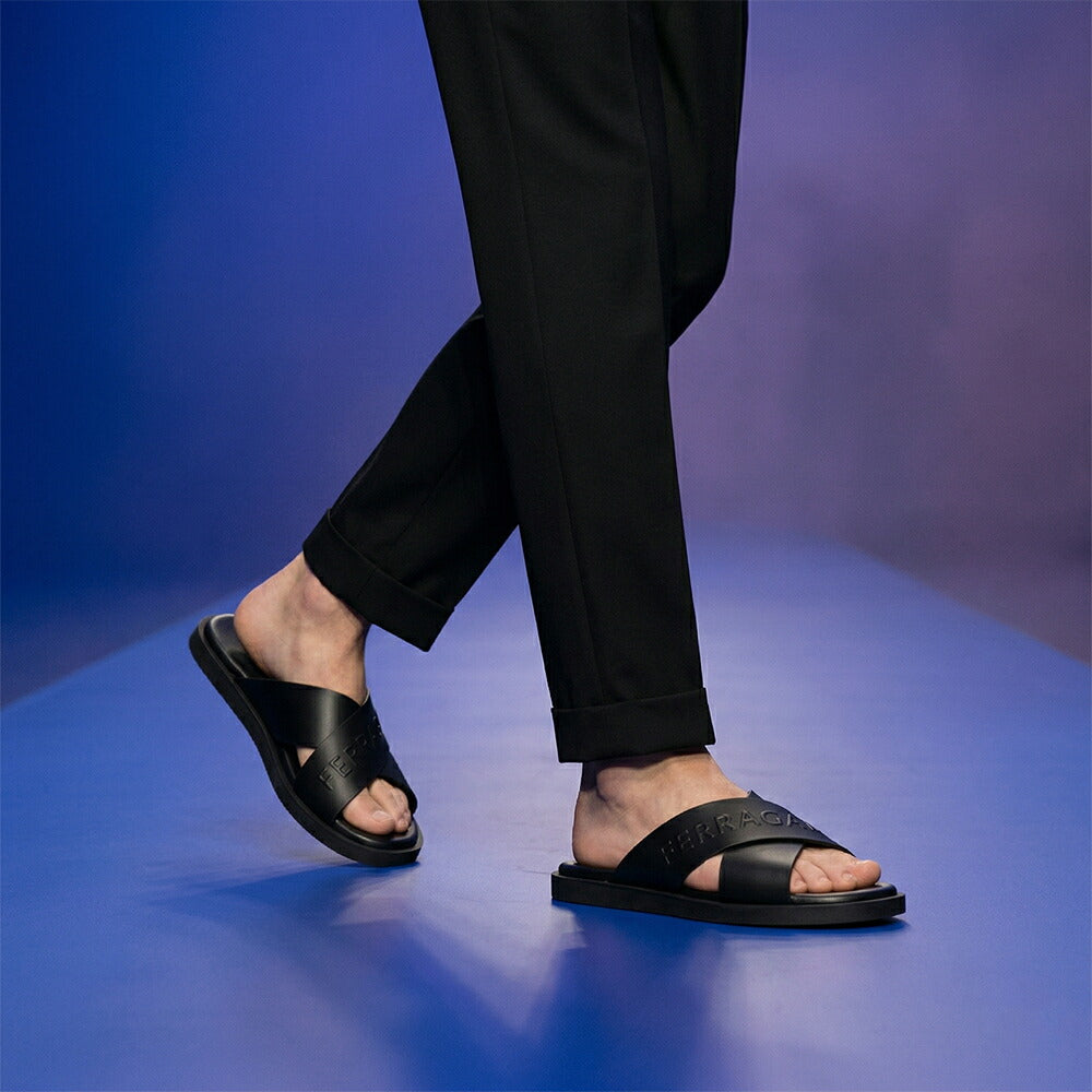 FERRAGAMO サンダル ブラック カーフレザー フラットサンダル ロゴ M CAIO RES 774329