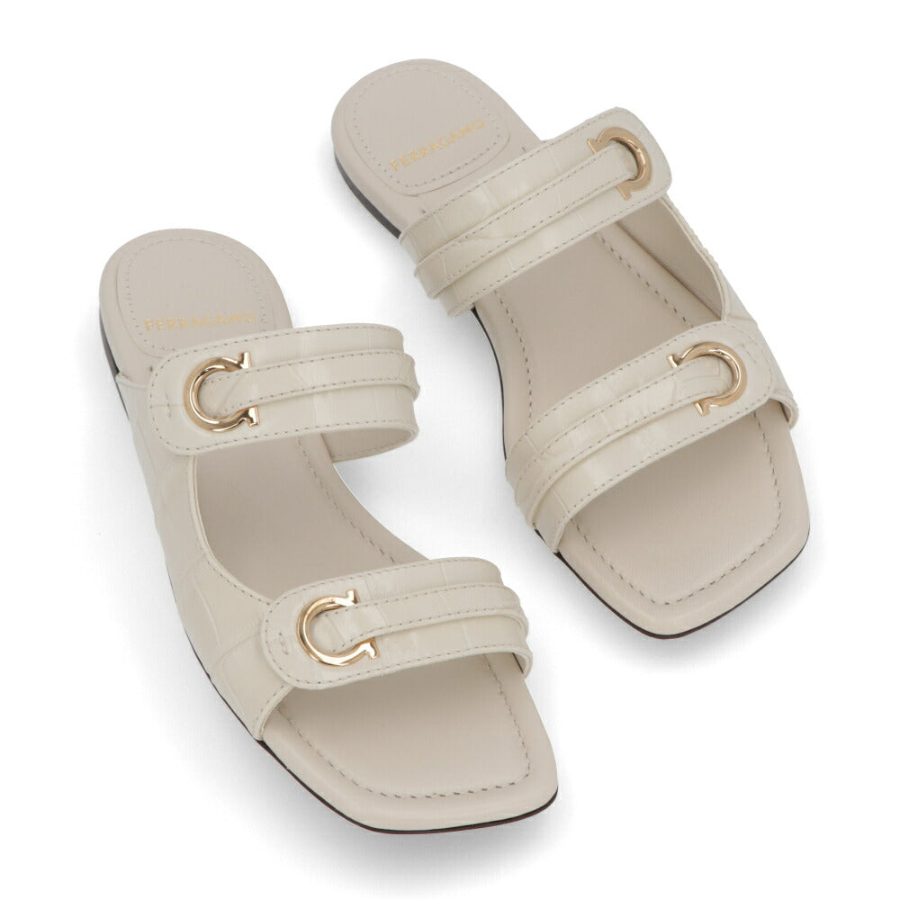 FERRAGAMO サンダル クリーム レザー フラットサンダル ガンチーニ ヒールなし KATE 774581