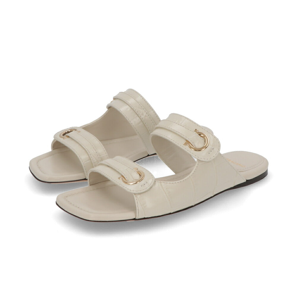 FERRAGAMO サンダル クリーム レザー フラットサンダル ガンチーニ ヒールなし KATE 774581