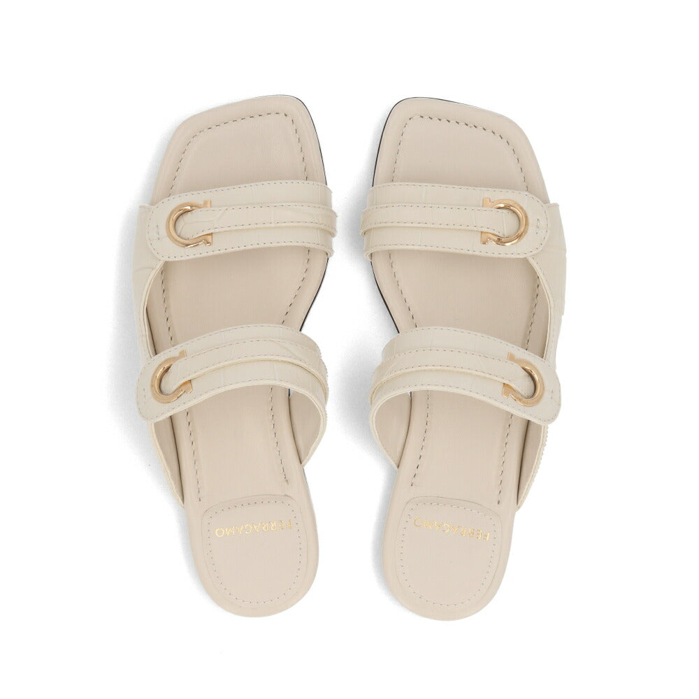 FERRAGAMO サンダル クリーム レザー フラットサンダル ガンチーニ ヒールなし KATE 774581
