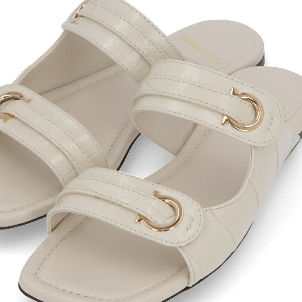 FERRAGAMO サンダル クリーム レザー フラットサンダル ガンチーニ ヒールなし KATE 774581