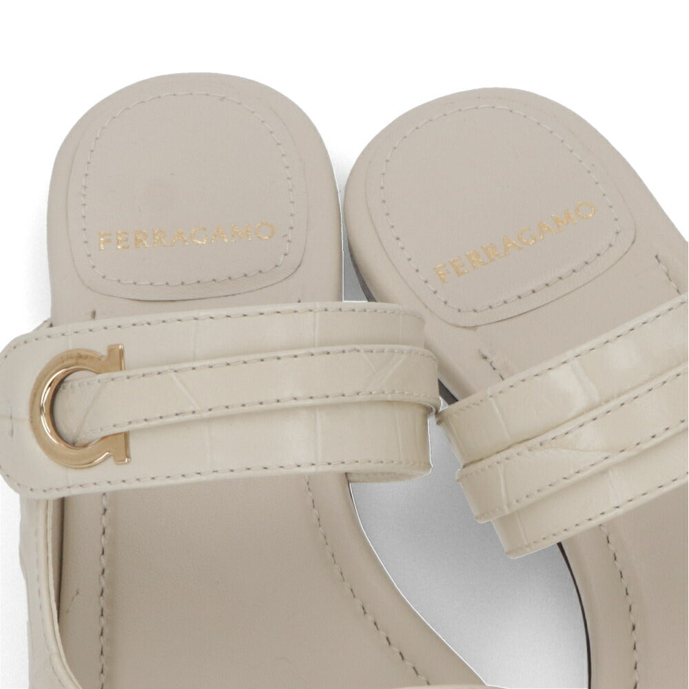 FERRAGAMO サンダル クリーム レザー フラットサンダル ガンチーニ ヒールなし KATE 774581