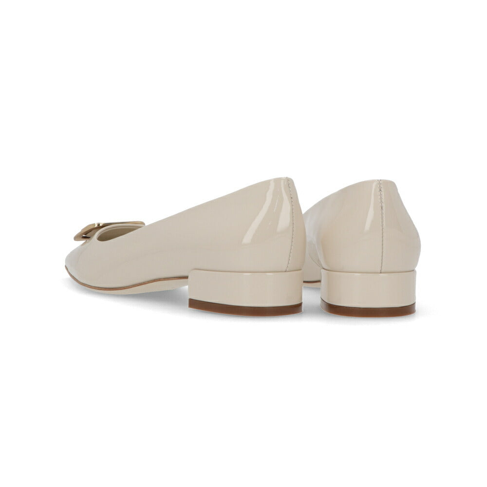 FERRAGAMO パンプス クリーム ポインテッドスクエアトゥ ガンチーニ
