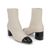 FERRAGAMO オフホワイト×ブラック ガンチーニバックル ショートブーツ SAMBI 60 776514