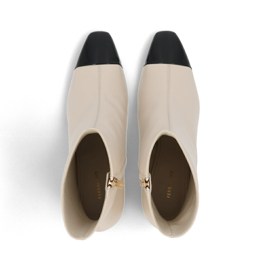 FERRAGAMO オフホワイト×ブラック ガンチーニバックル ショートブーツ SAMBI 60 776514