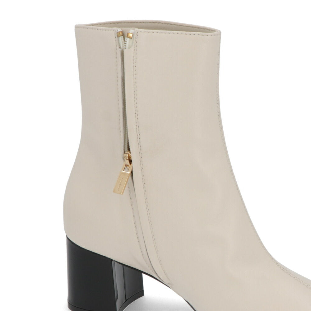 FERRAGAMO オフホワイト×ブラック ガンチーニバックル ショートブーツ SAMBI 60 776514