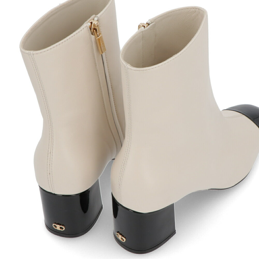 FERRAGAMO オフホワイト×ブラック ガンチーニバックル ショートブーツ SAMBI 60 776514