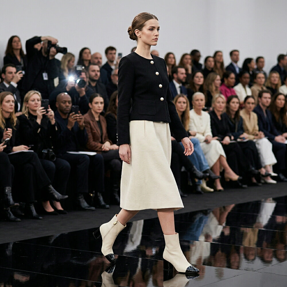 FERRAGAMO オフホワイト×ブラック ガンチーニバックル ショートブーツ SAMBI 60 776514