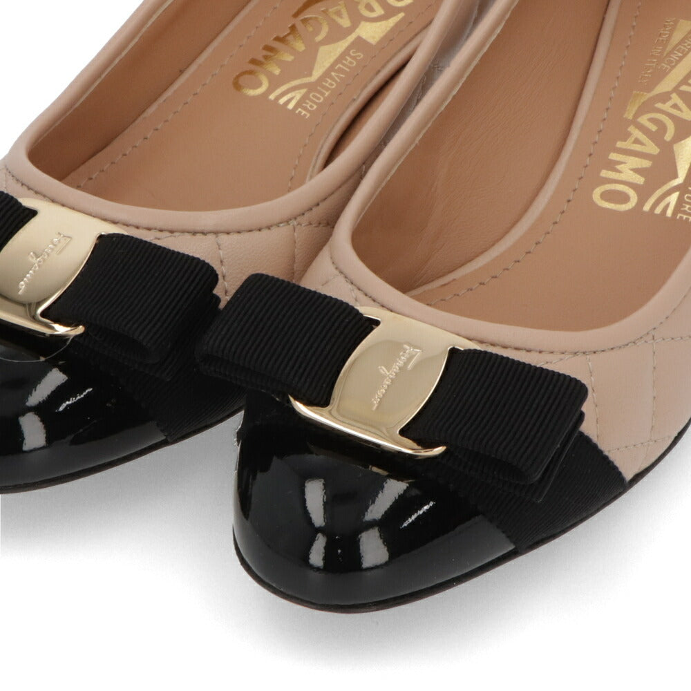 FERRAGAMO パンプス ブラック×ベージュ  ヴァラ・リボン キルティング VARA Q 702227