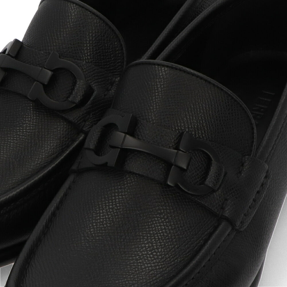 FERRAGAMO フェラガモ メンズ シューズ レザーシューズ ブラック カーフスキン ラバー ガンチーニ モカシン ローファー 688525