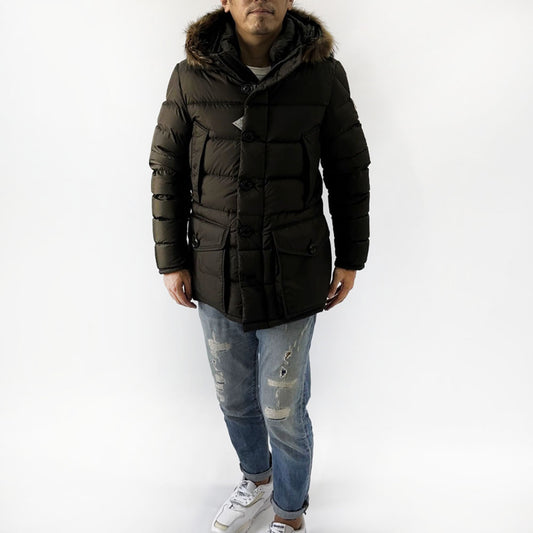 モンクレール MONCLER 41380 25 68352 835 CLUNY  ダウンジャケット ダウンコート ミディアム丈 フード取り外し可 ファー付 アウター カーキ メンズ