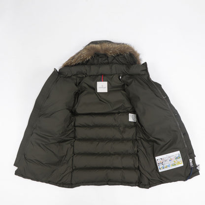 モンクレール MONCLER 41380 25 68352 835 CLUNY  ダウンジャケット ダウンコート ミディアム丈 フード取り外し可 ファー付 アウター カーキ メンズ