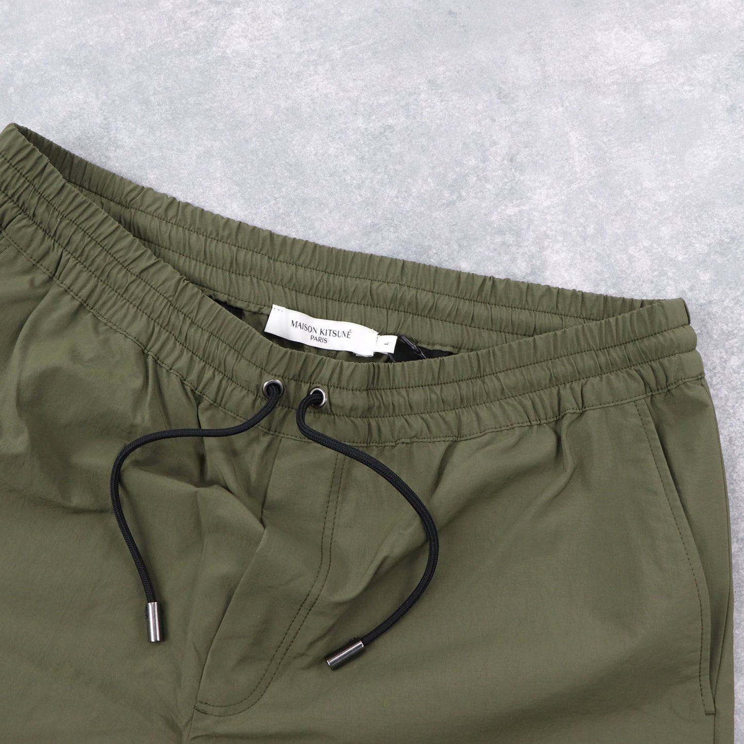 メゾン キツネ テーパードパンツ カーキ