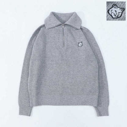メゾン キツネ MAISON KITSUNE トップス ニット メンズ  グレージュ フォックスパッチ セーター ハーフジップ 無地 ワンポイント 長袖 LM00807KT1093