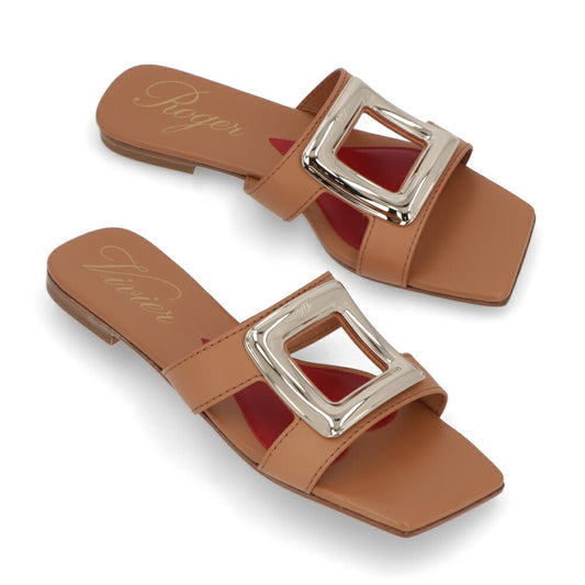 Roger Vivier サンダル Viv' by the Sea ブラウン フラットミュール ゴールドバックル スクエアトゥ ヒールなし RVW74738070D90