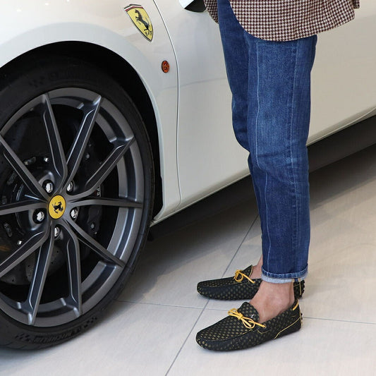 トッズ TOD'S ドライビングシューズ メンズ シューズ GOMMINO NUOVO LACC.FIBRA TRIO NQO ブラック×イエロー 合成繊維 ゴンミーニ ドライビングシューズ モカシン フェラーリ ロゴ XRM0EO0CQ90NQO01XC
