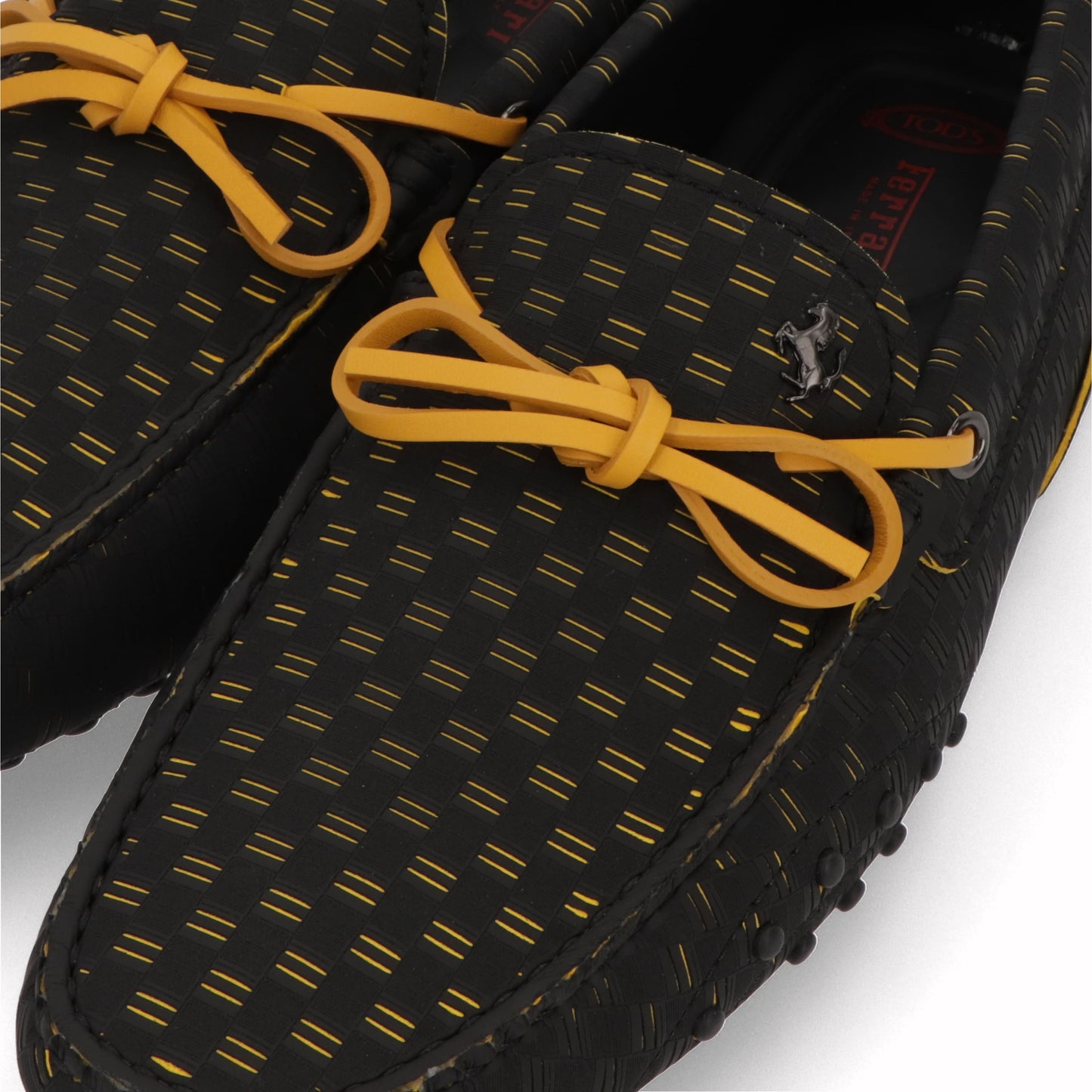 トッズ TOD'S ドライビングシューズ メンズ シューズ GOMMINO NUOVO LACC.FIBRA TRIO NQO ブラック×イエロー 合成繊維 ゴンミーニ ドライビングシューズ モカシン フェラーリ ロゴ XRM0EO0CQ90NQO01XC