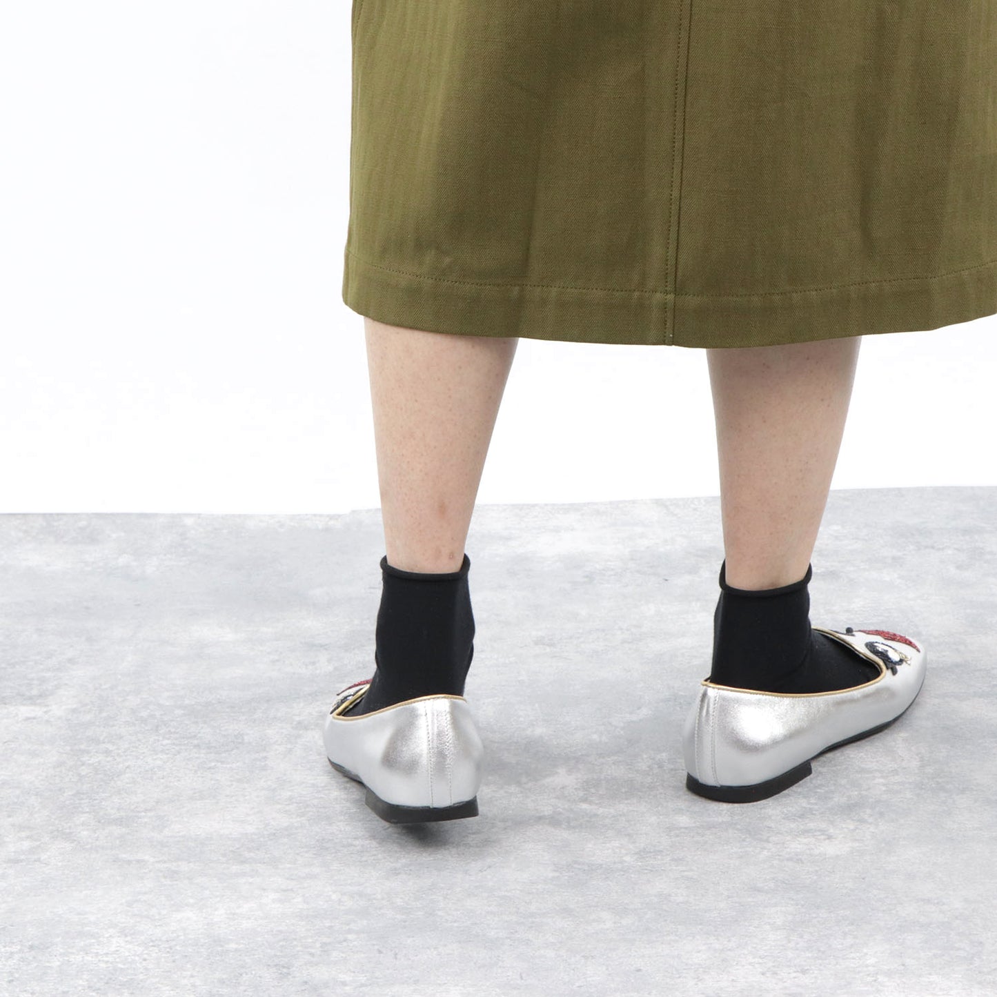トッズ シューズ パンプス オペラシューズ レディース シルバー キラキラ デコレーション ラメ 顔 メタリック ヒールなし XXW47A0V890HWM