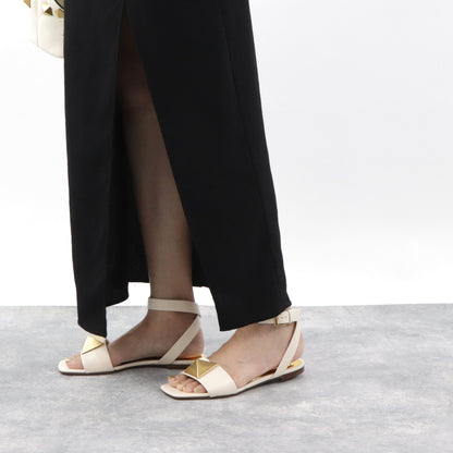 ヴァレンティノ フラットサンダル ワンスタッズ ストラップ