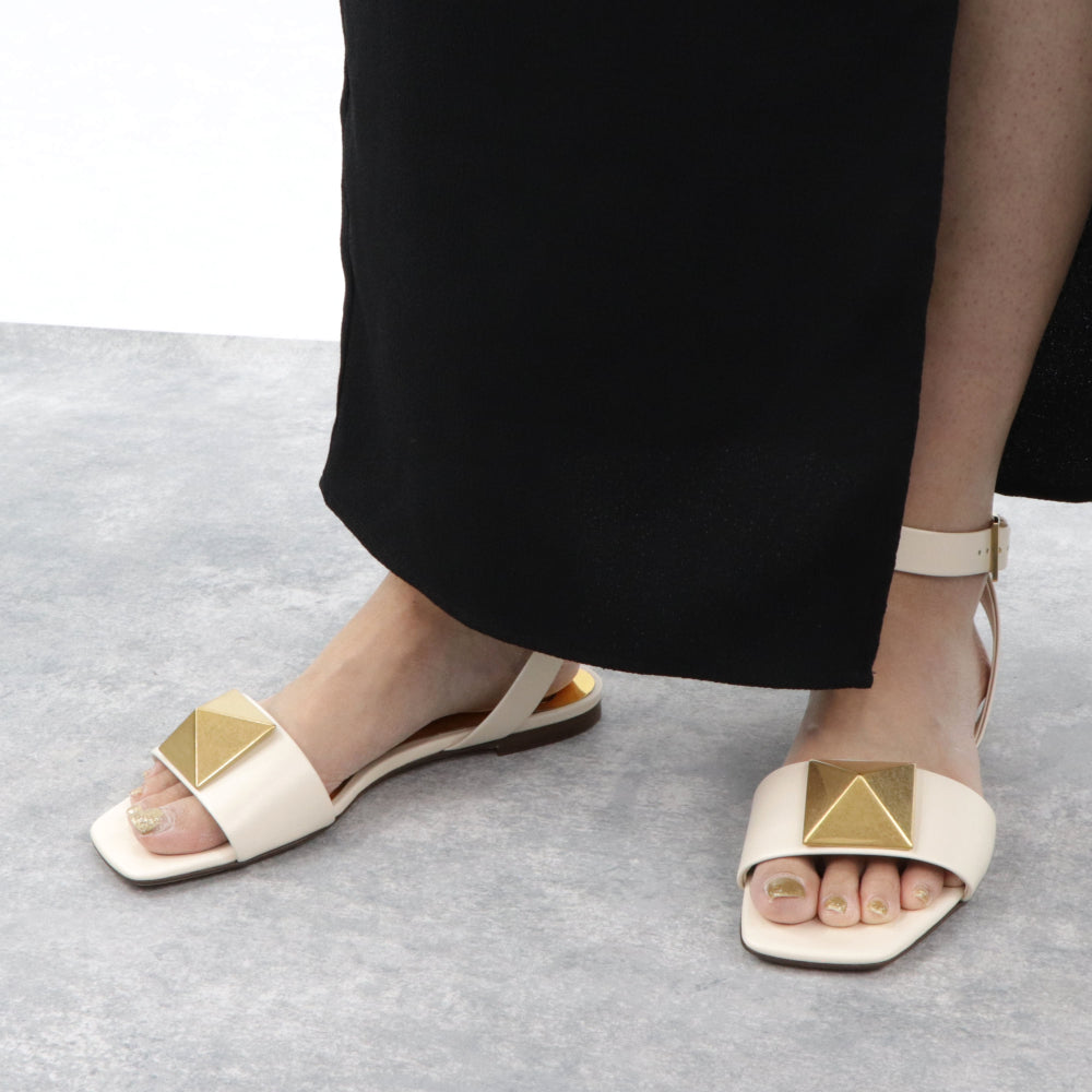 ヴァレンティノ フラットサンダル ワンスタッズ ストラップ