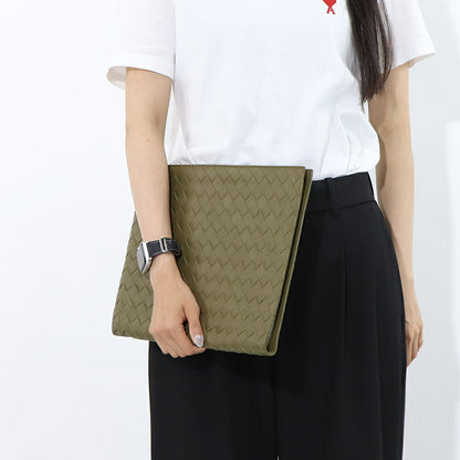 ボッテガ ヴェネタ BOTTEGA VENETA バッグ クラッチバッグ メンズ Intrecciato Half Zipped Pouch カーキ カーフスキン イントレチャート ハーフジップポーチ コントラストカラー 607479 VCPQ3