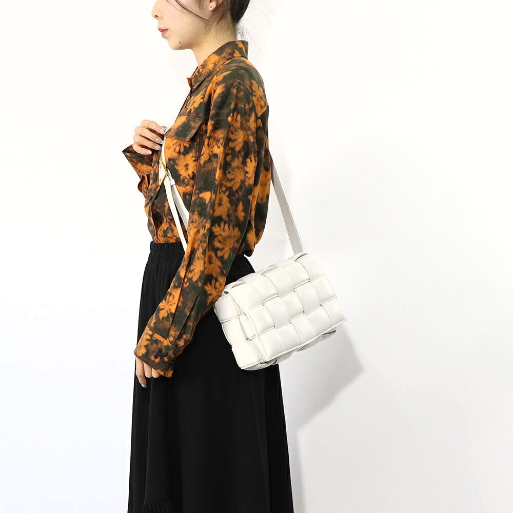 BOTTEGA VENETA パデッド カセット ショルダーバッグ