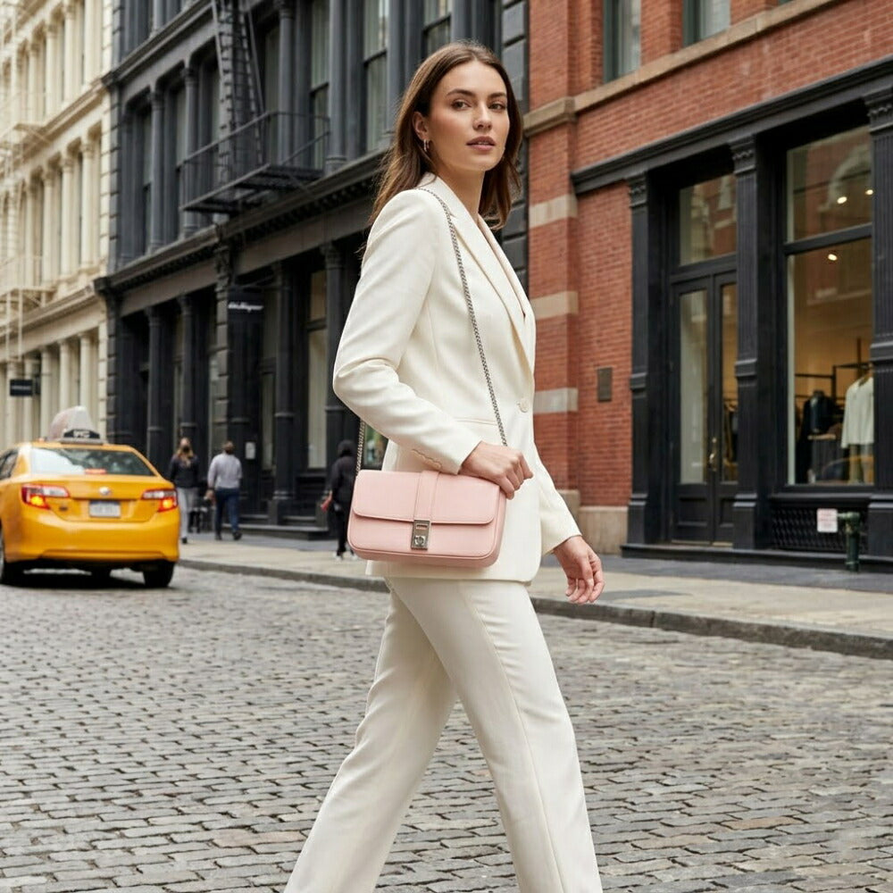 FERRAGAMO ショルダーバッグ  ピンク チェーンバッグ クラッチバッグ 218340 769777