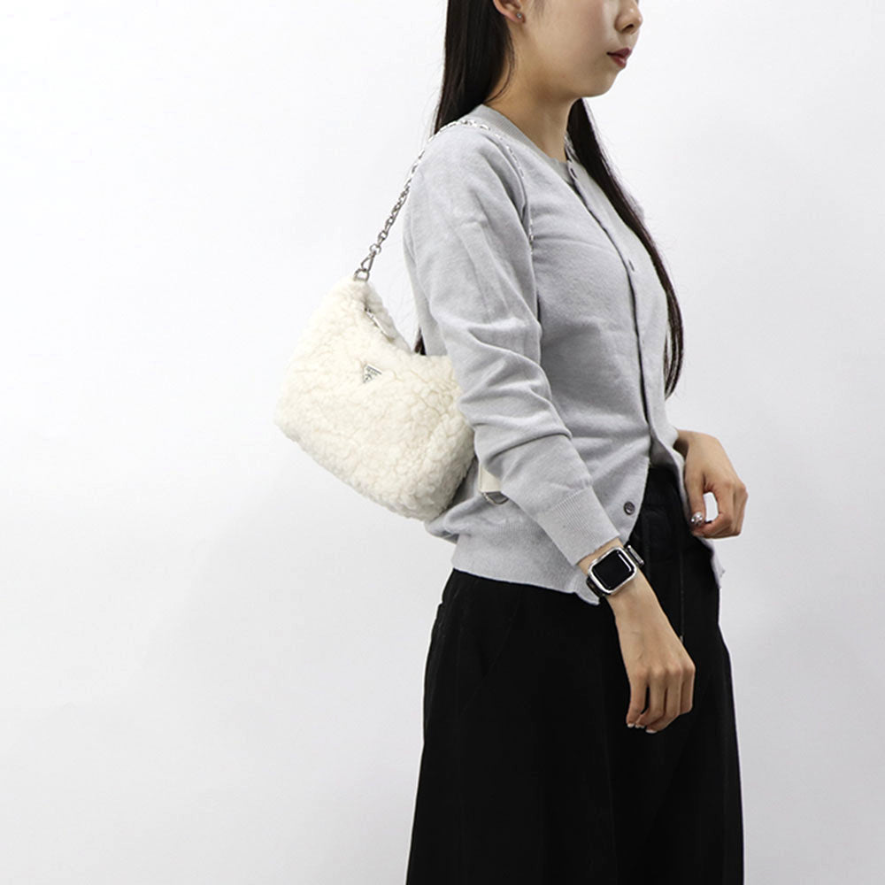 プラダ PRADA バッグ ショルダーバッグ レディース ホワイト ウール カシミヤ ロゴ 2Way ハンドバッグ ボア ファー チェーン