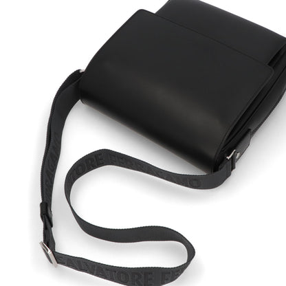 フェラガモ FERRAGAMO バッグ ショルダーバッグ メンズ Sランク レザー ブラック ロゴ シルバー金具  718969